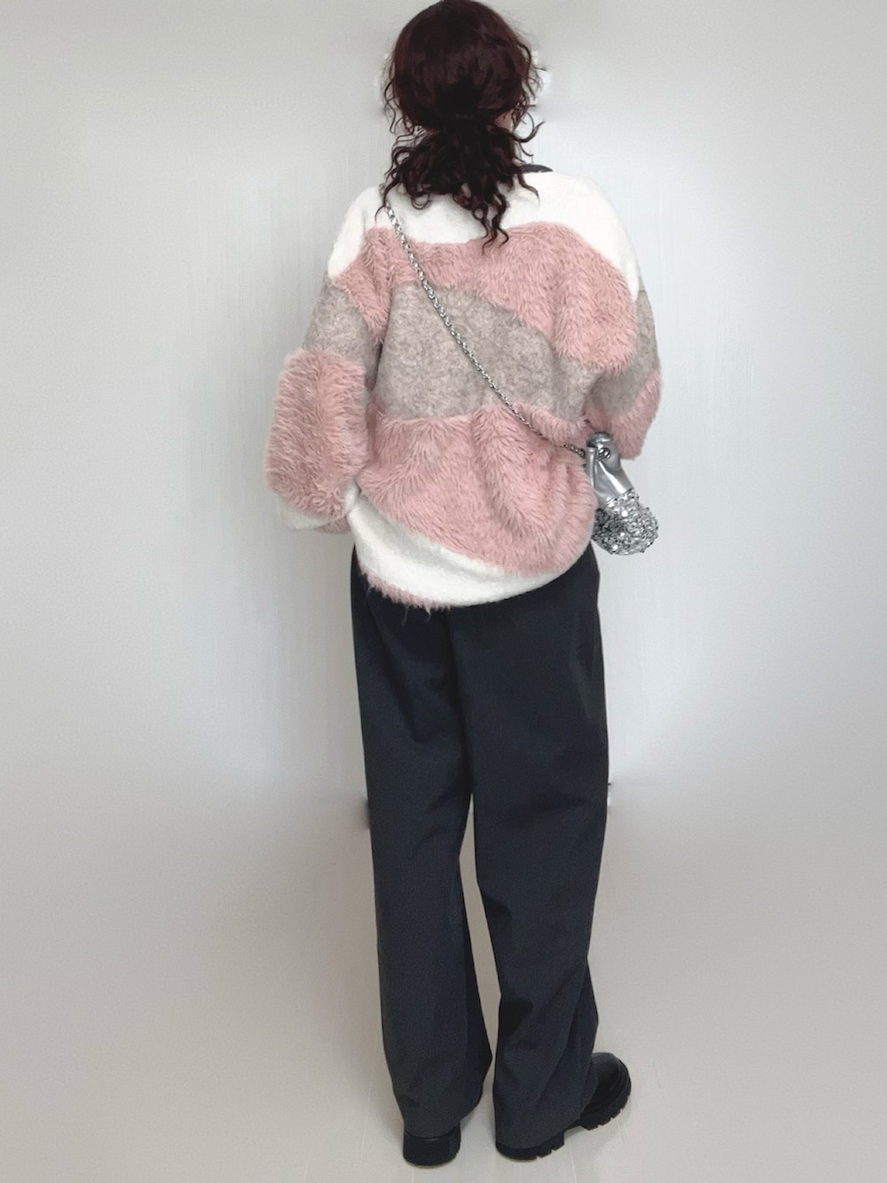 ホワイト系のカーディガン/ボレロ、ブラック系のブーツ、シルバー系のショルダーバッグを着用したレディースの秋コーディネートの3枚目の写真