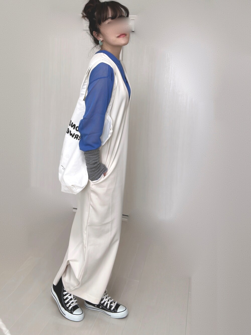 ホワイト系のワンピース、ブルー系のカーディガン/ボレロ、ホワイト系のトートバッグを着用したレディースの冬コーディネートの3枚目の写真