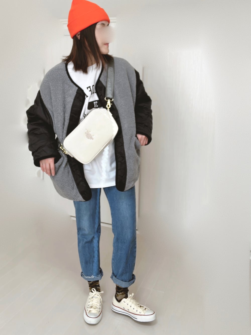 ホワイト系のTシャツ/カットソー、グレー系のノーカラージャケット、ホワイト系のショルダーバッグを着用したレディースの冬コーディネートの3枚目の写真