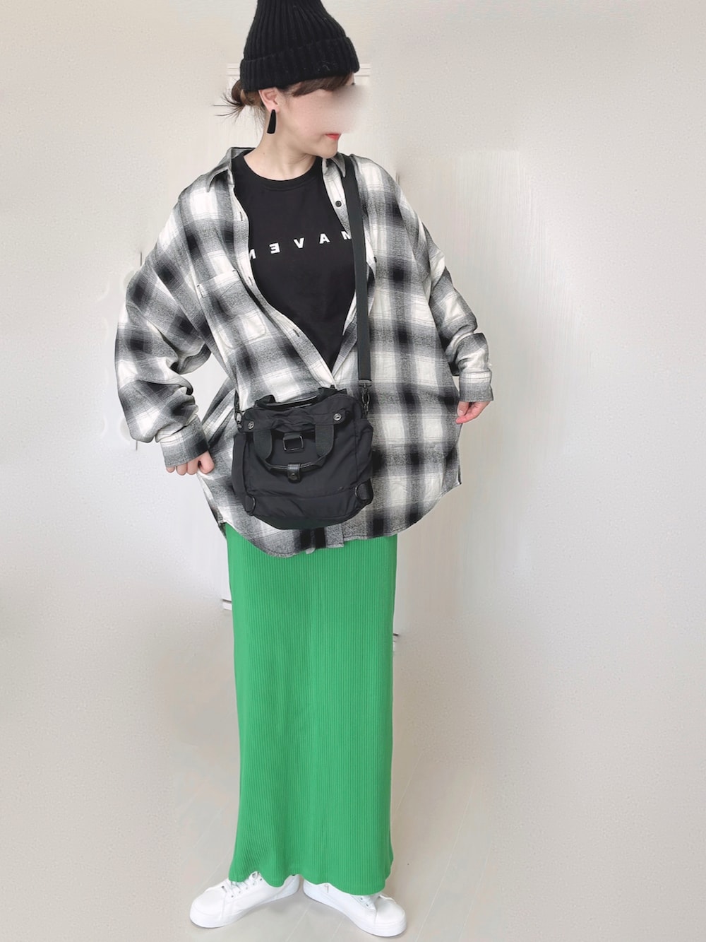 ホワイト系のシャツ/ブラウス、ブラック系のTシャツ/カットソー、ブラック系のショルダーバッグを着用したレディースの秋コーディネートの3枚目の写真