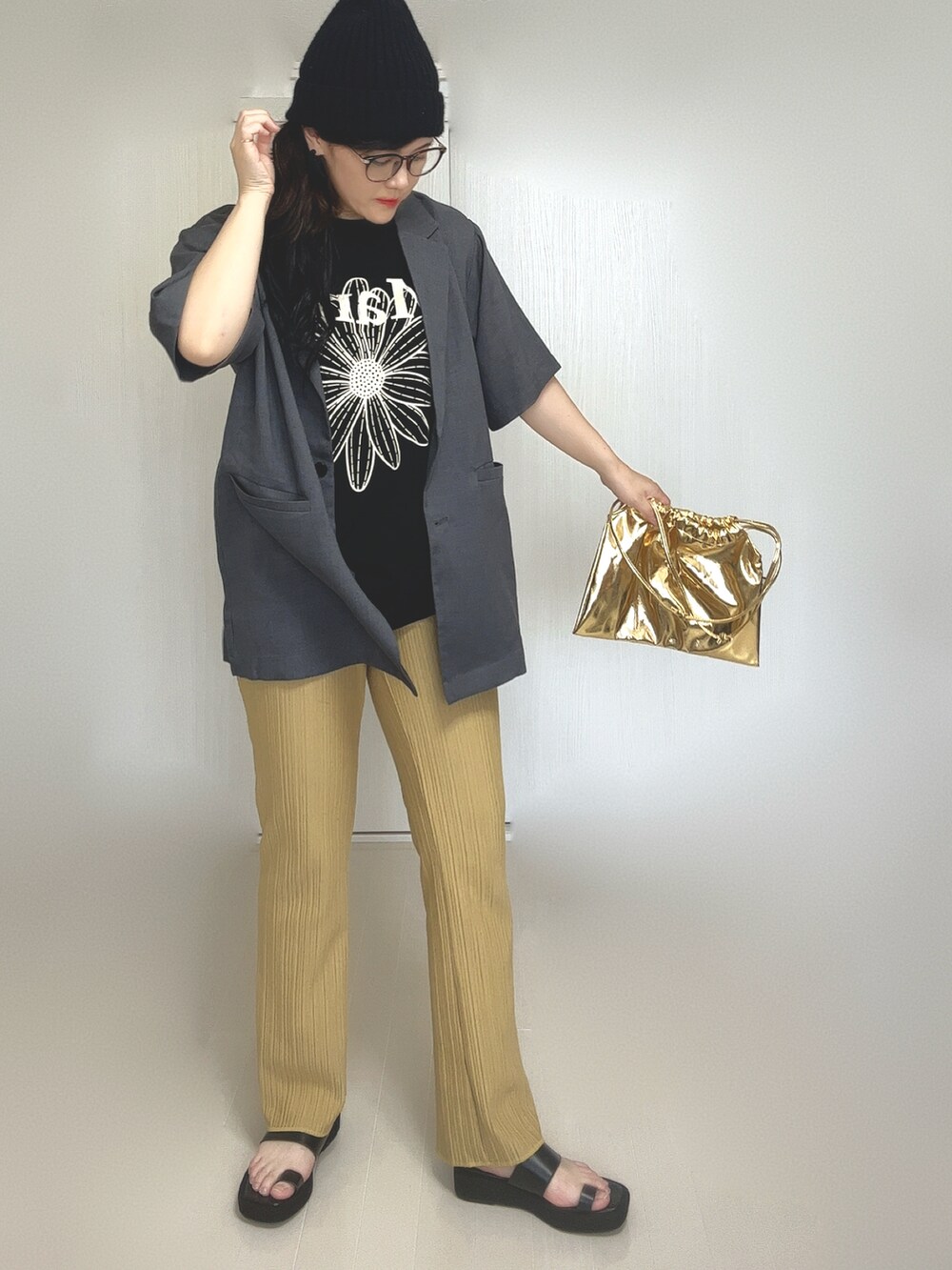 グレー系のテーラードジャケット、ブラック系のTシャツ/カットソー、ゴールド系のショルダーバッグを着用したレディースの夏コーディネートの4枚目の写真