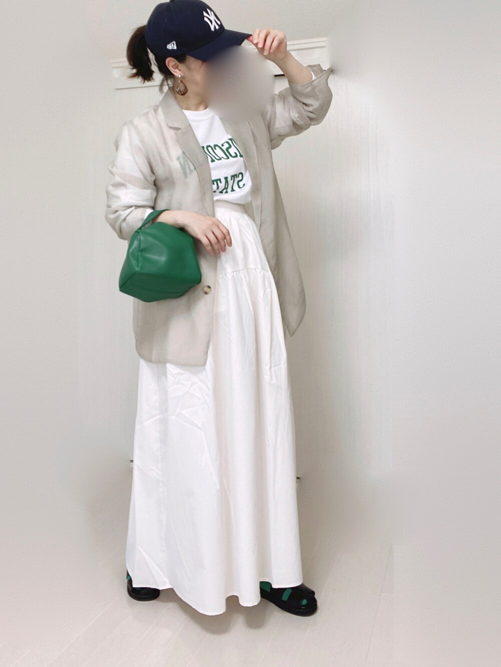 グレー系のテーラードジャケット、ホワイト系のTシャツ/カットソー、ホワイト系のスカートを着用したレディースの夏コーディネートの3枚目の写真