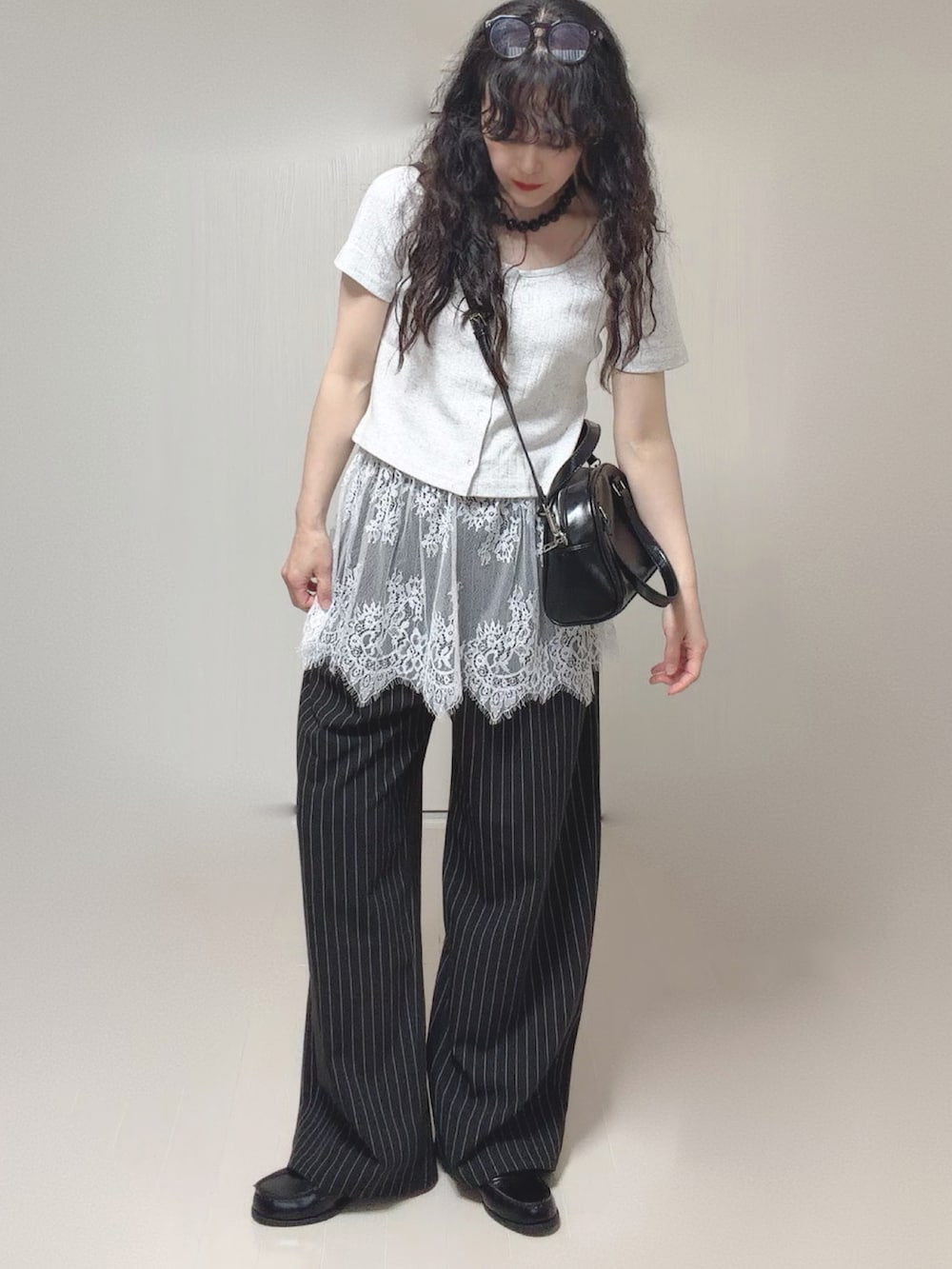 グレー系のTシャツ/カットソー、ブラック系のボストンバッグ、ブラック系のスラックスを着用したレディースの春コーディネートの3枚目の写真