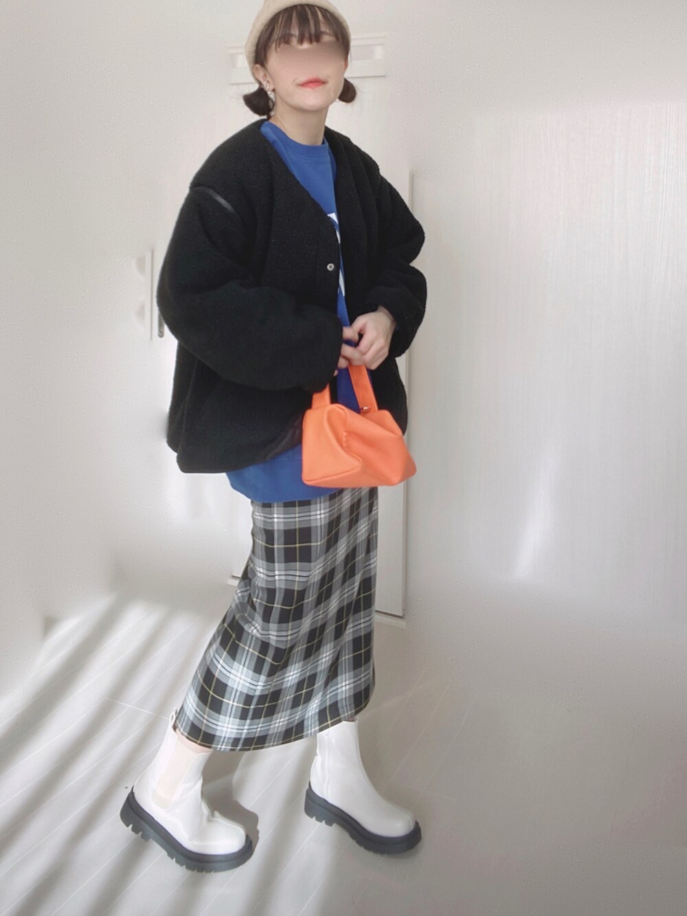 ブラック系のブルゾン、ブルー系のスウェット、ブラック系のスカートを着用したレディースの冬コーディネートの4枚目の写真
