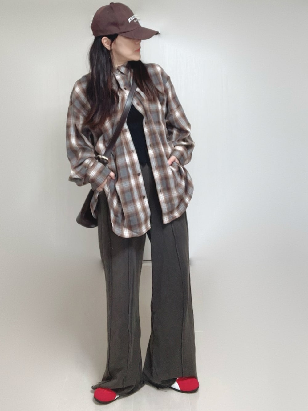 ブラック系のキャミソール、ブラウン系のシャツ/ブラウス、ブラック系のスウェットパンツを着用したレディースの秋コーディネートの2枚目の写真