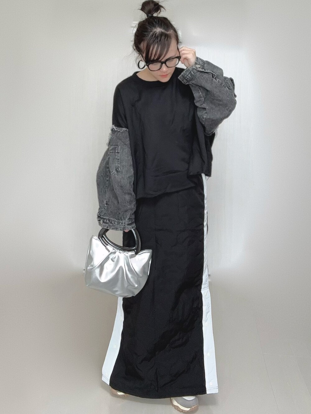 ブラック系のスカート、ベージュ系のスニーカーを着用したレディースの冬コーディネートの4枚目の写真