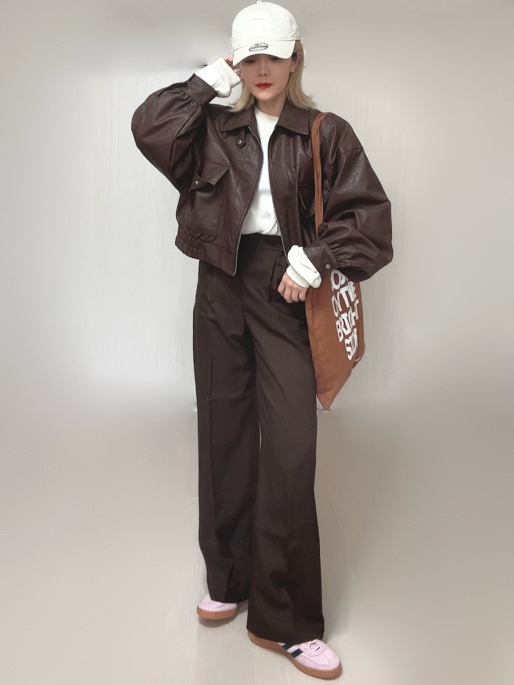 ブラウン系のブルゾン、ブラウン系のその他パンツ、ブラック系のボストンバッグを着用したレディースの冬コーディネートの5枚目の写真