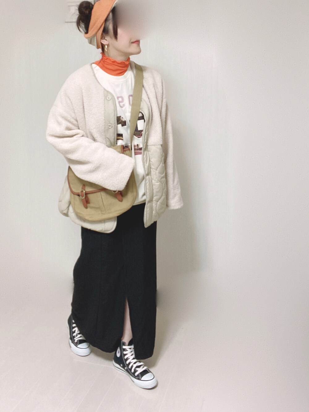 ブラック系のスカート、ホワイト系のその他アウター、ベージュ系のショルダーバッグを着用したレディースの秋コーディネートの4枚目の写真
