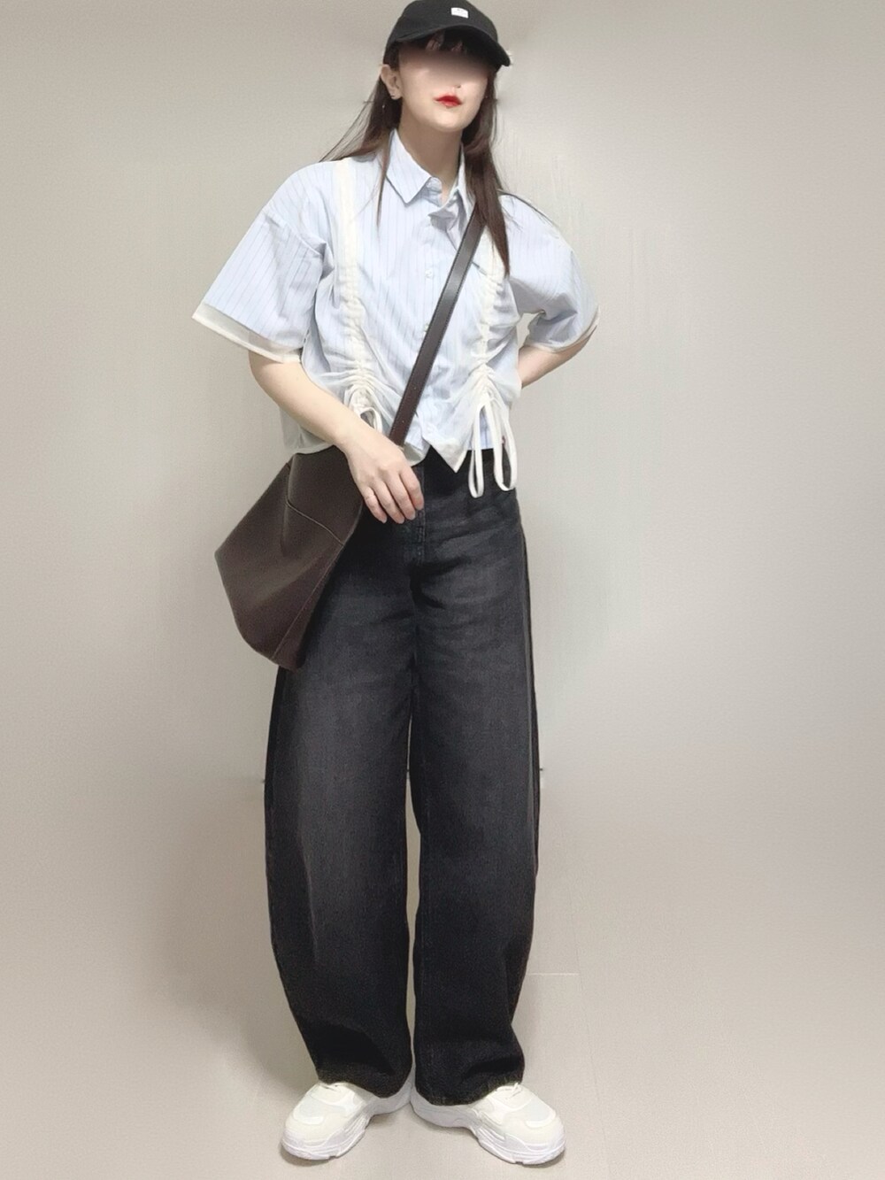 ホワイト系のシャツ/ブラウス、ブラック系のデニムパンツ、ホワイト系のスニーカーを着用したレディースの春コーディネートの5枚目の写真