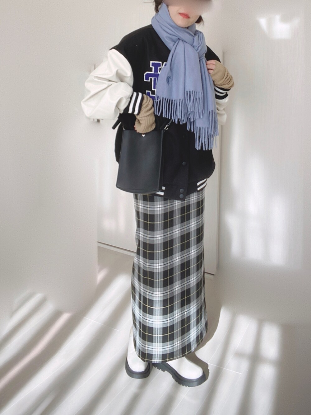 ブラック系のスタジャン、ブラック系のスカート、ブラック系のショルダーバッグを着用したレディースの冬コーディネートの4枚目の写真