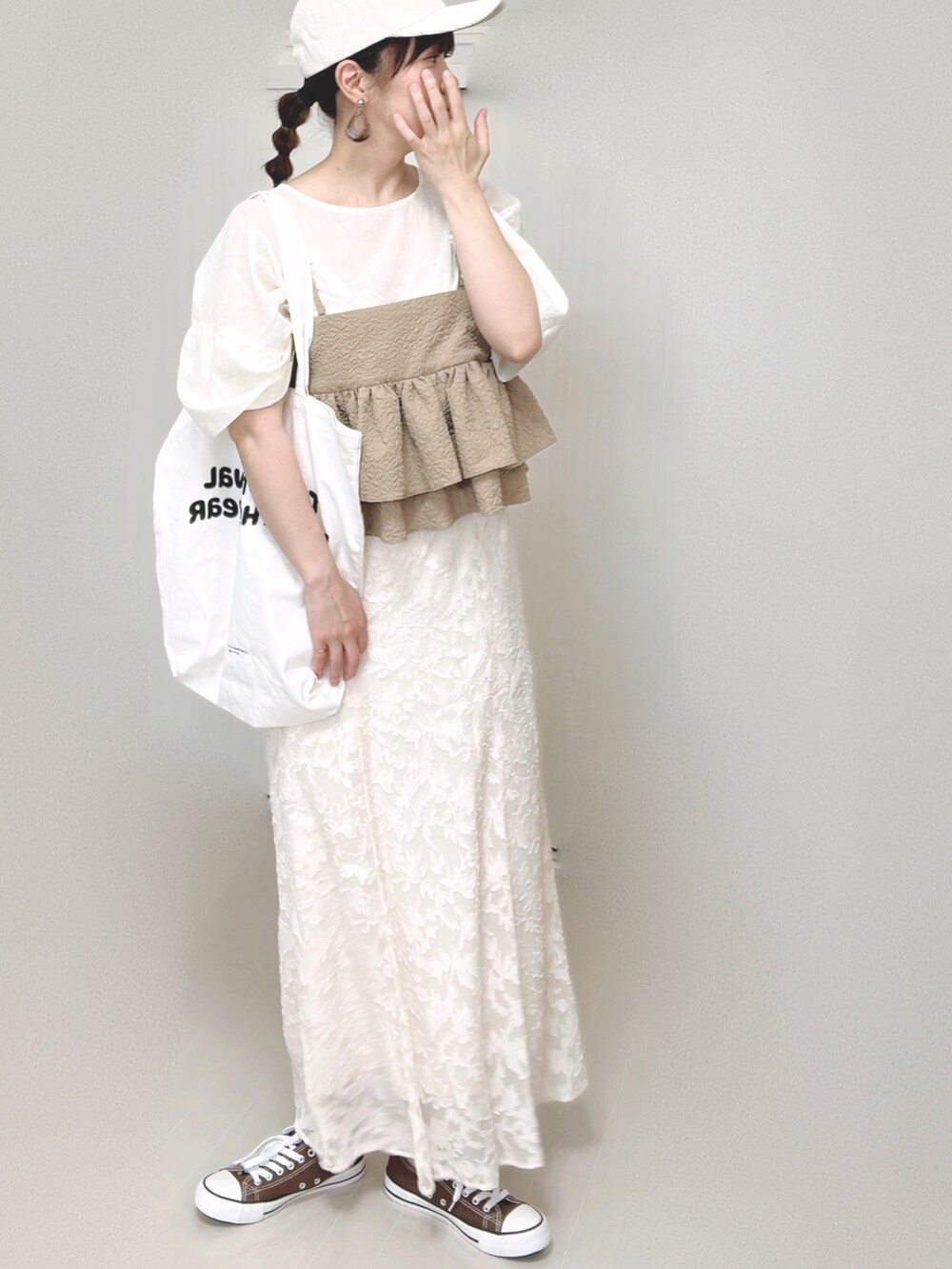 ホワイト系のスカート、ホワイト系のシャツ/ブラウス、ベージュ系のキャミソールを着用したレディースの夏コーディネートの4枚目の写真