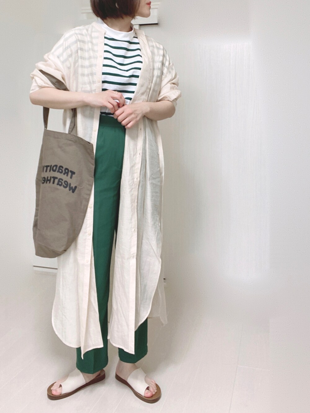 ホワイト系のTシャツ/カットソー、ホワイト系のワンピース、ブラウン系のトートバッグを着用したレディースの夏コーディネートの2枚目の写真