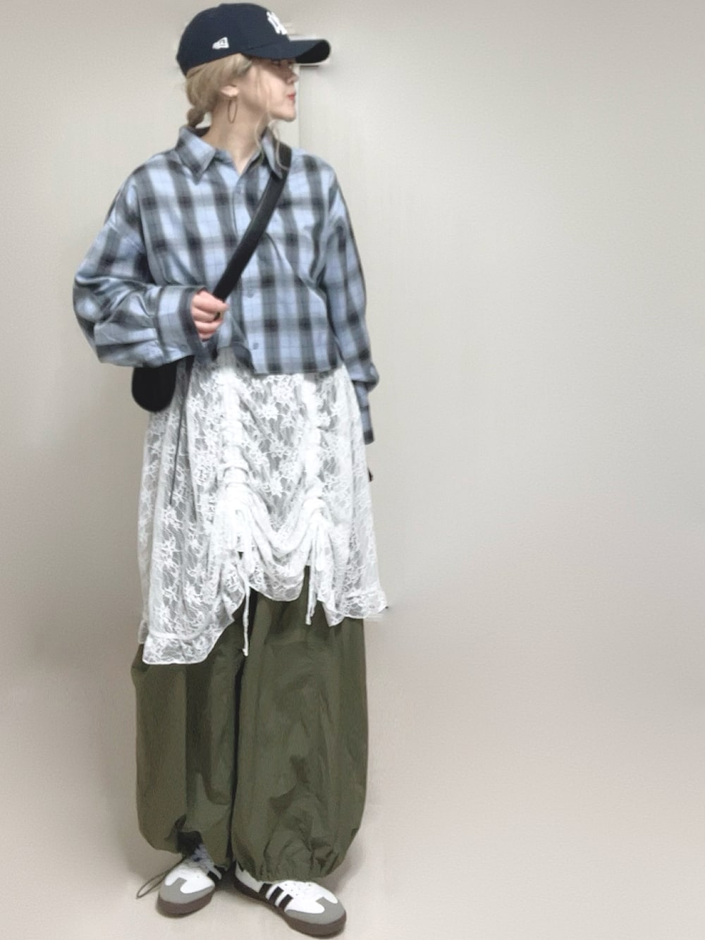 「tiptop、tiptop_pocket、tipコーデ、レース、キャミワンピ、レイヤードスタイル、チェックシャツ、キャップ、やっぱり帽子が好き、コクーンスカート、ドロスト、ショルダーバッグ、低身長、adidas」｜「tiptopのレースドロストミニキャミワンピース（ワンピース、ホワイト系）」を使った、Ⓜ︎さん（骨格ウェーブ・レディース・152cm）の春コーディネートの4枚目の写真