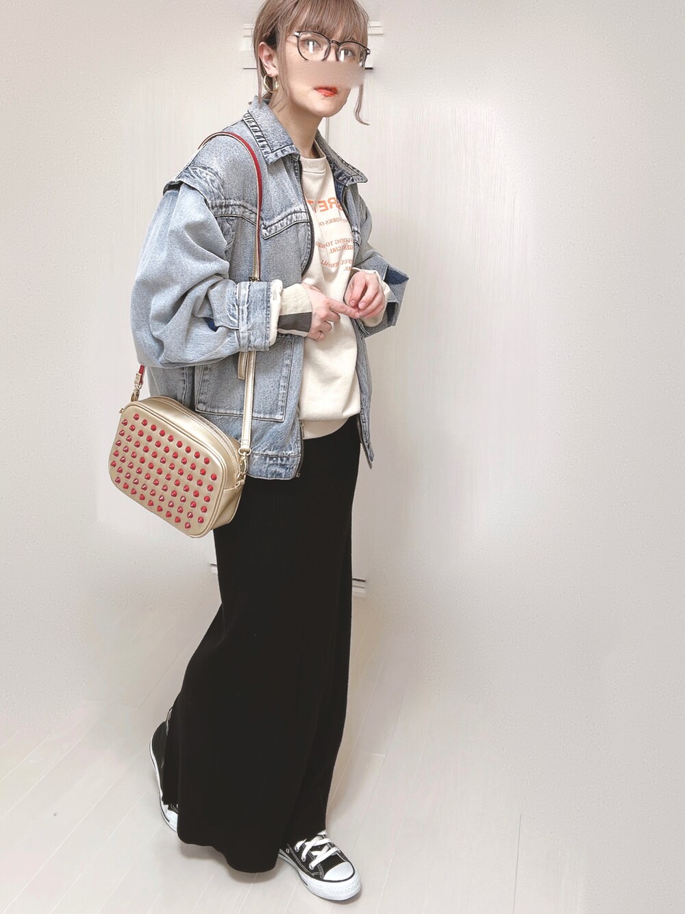 ベージュ系のスウェット、ブルー系のブルゾン、ゴールド系のショルダーバッグを着用したレディースの春コーディネートの2枚目の写真