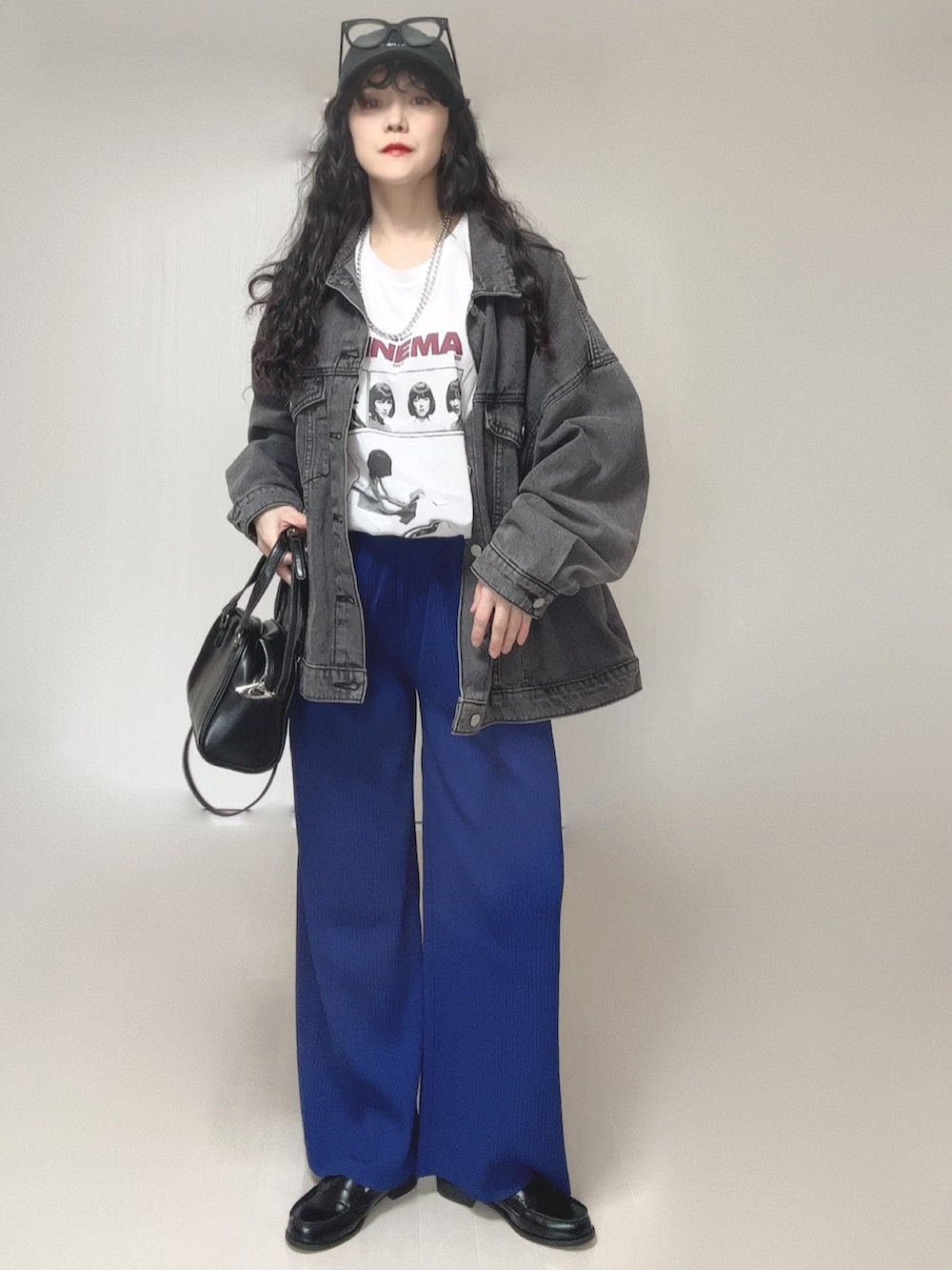ホワイト系のTシャツ/カットソー、ブラック系のデニムジャケット、ブルー系のその他パンツを着用したレディースの春コーディネートの2枚目の写真