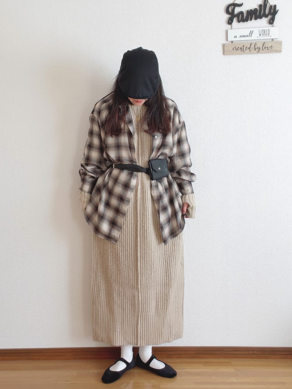 ベージュ系のシャツ/ブラウス、ホワイト系のワンピース、ブラック系のバレエシューズを着用したレディースの秋コーディネートの4枚目の写真
