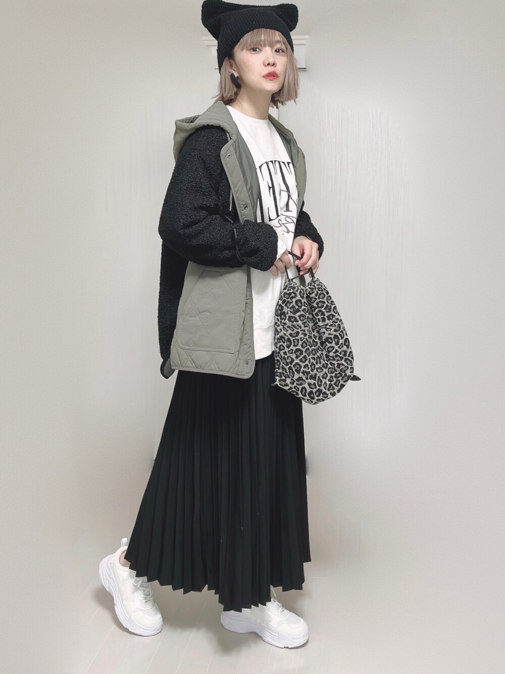 ブラック系のブルゾン、ブラック系のスカート、その他のエコバッグ/サブバッグを着用したレディースの秋コーディネートの5枚目の写真