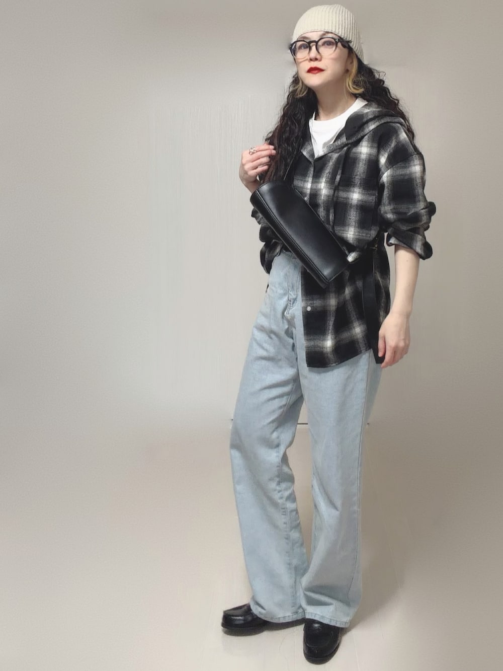 ホワイト系のTシャツ/カットソー、ブルー系のデニムパンツ、ブラック系のシャツ/ブラウスを着用したレディースの春コーディネートの4枚目の写真