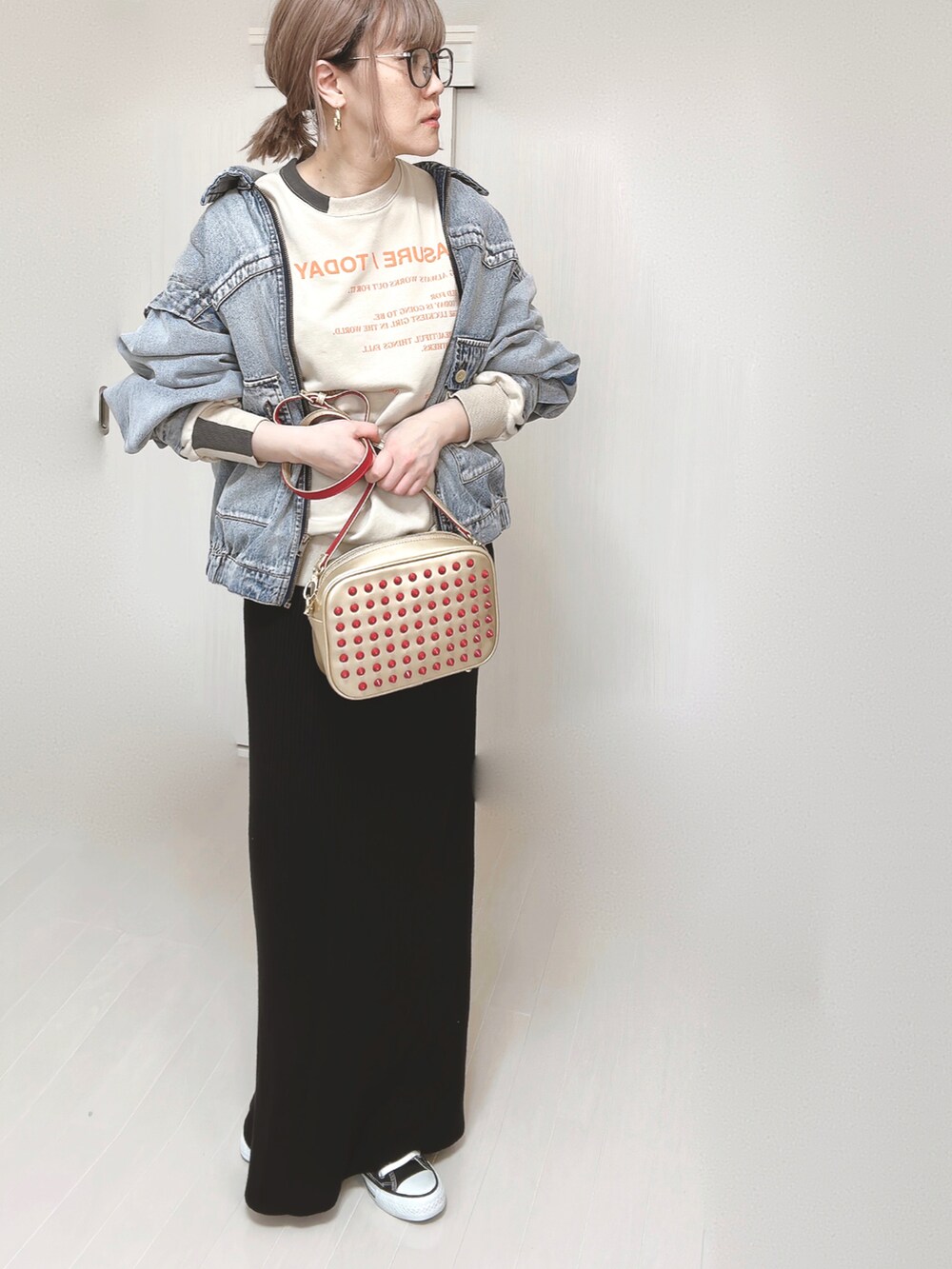 ベージュ系のスウェット、ブルー系のブルゾン、ゴールド系のショルダーバッグを着用したレディースの春コーディネートの3枚目の写真