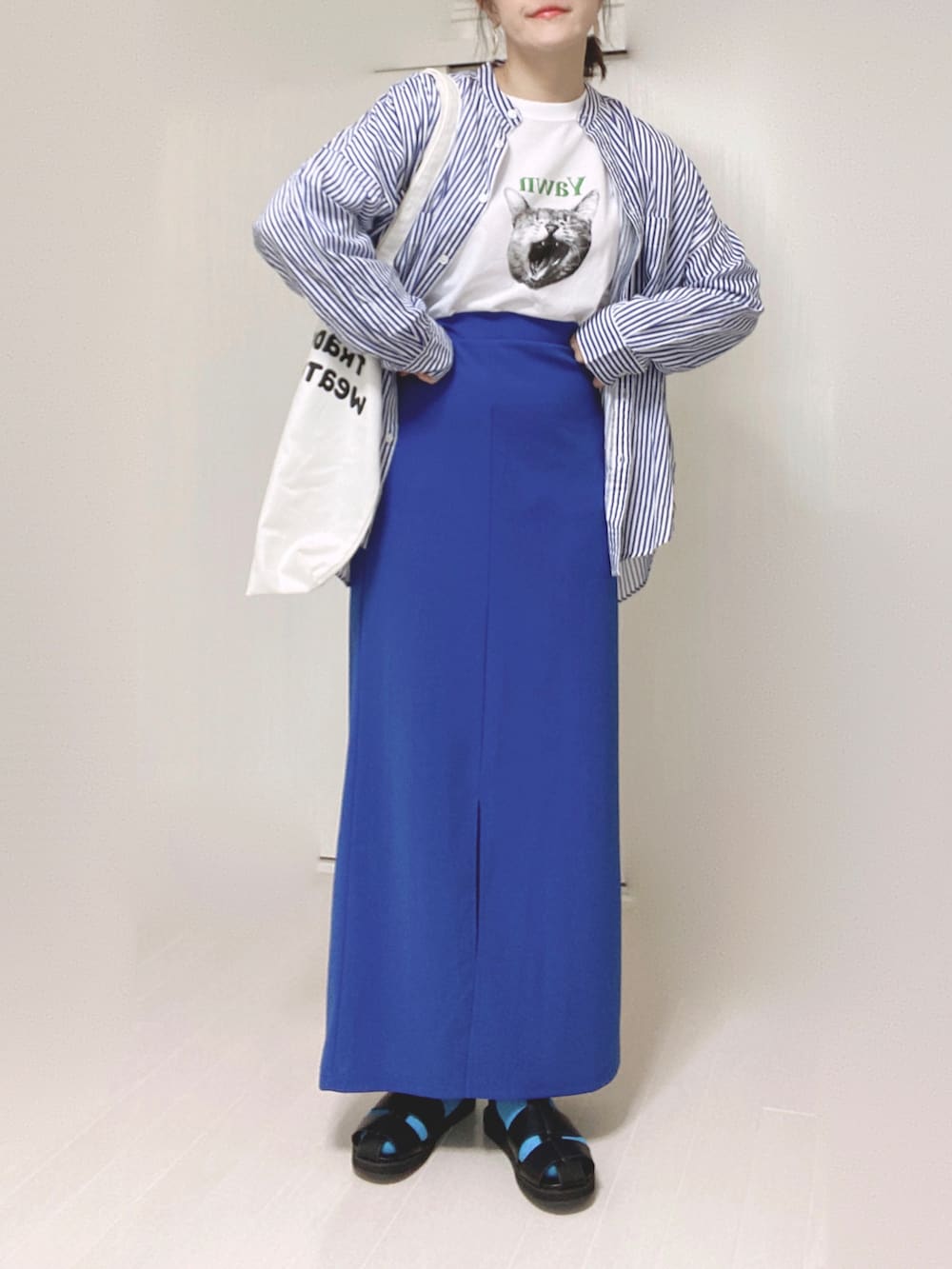 ホワイト系のTシャツ/カットソー、ブルー系のシャツ/ブラウス、ブルー系のスカートを着用したレディースの秋コーディネートの3枚目の写真