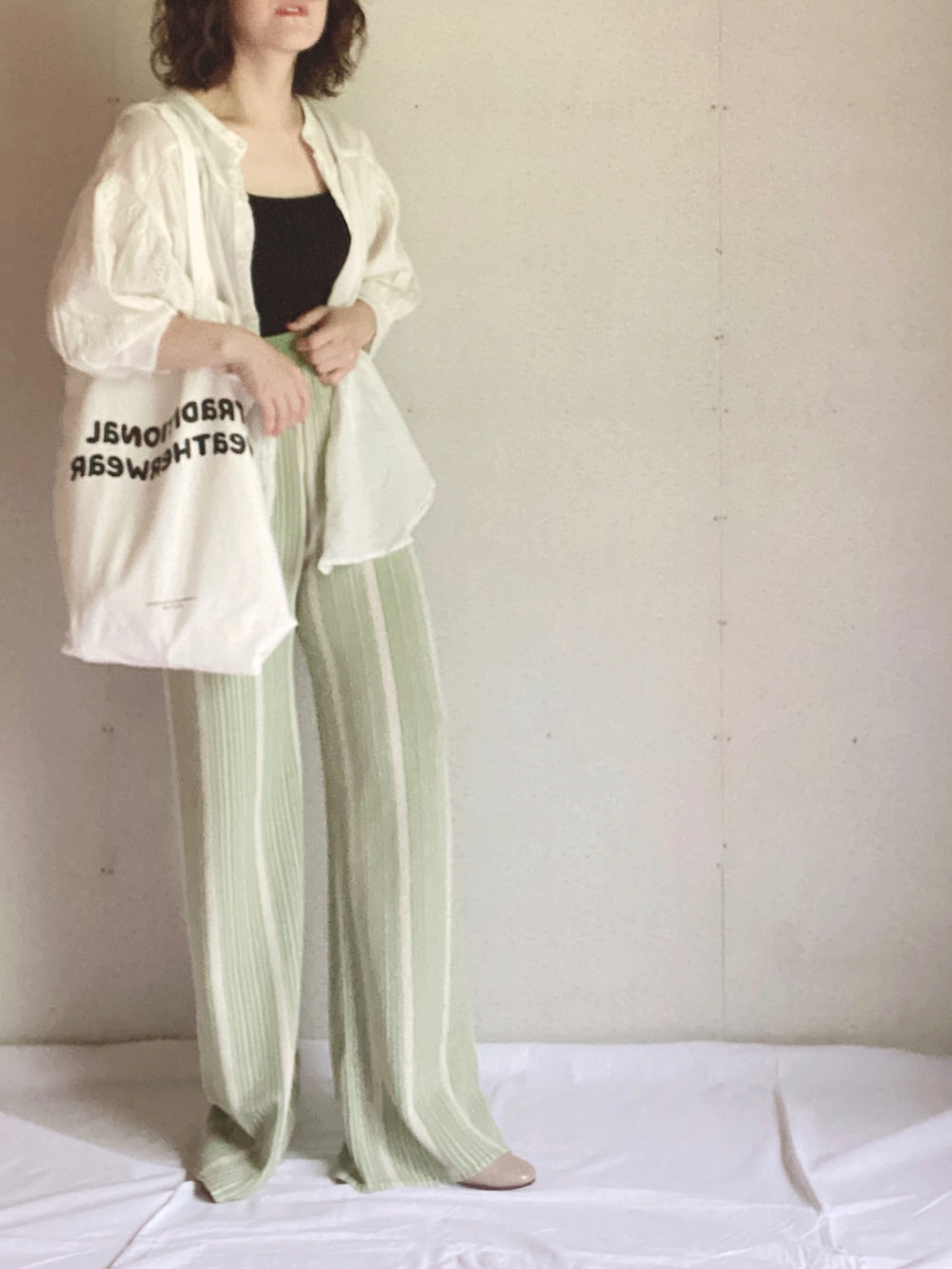 ホワイト系のシャツ/ブラウス、ホワイト系のトートバッグ、ベージュ系のパンプスを着用したレディースの夏コーディネートの2枚目の写真