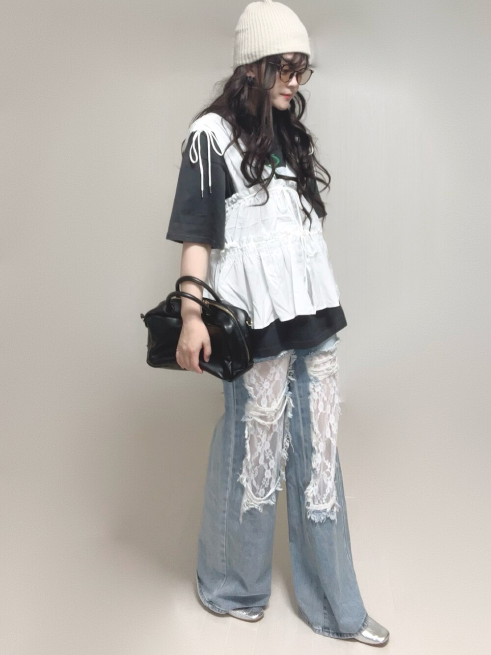 ホワイト系のシャツ/ブラウス、グレー系のTシャツ/カットソー、ブルー系のデニムパンツを着用したレディースの夏コーディネートの2枚目の写真