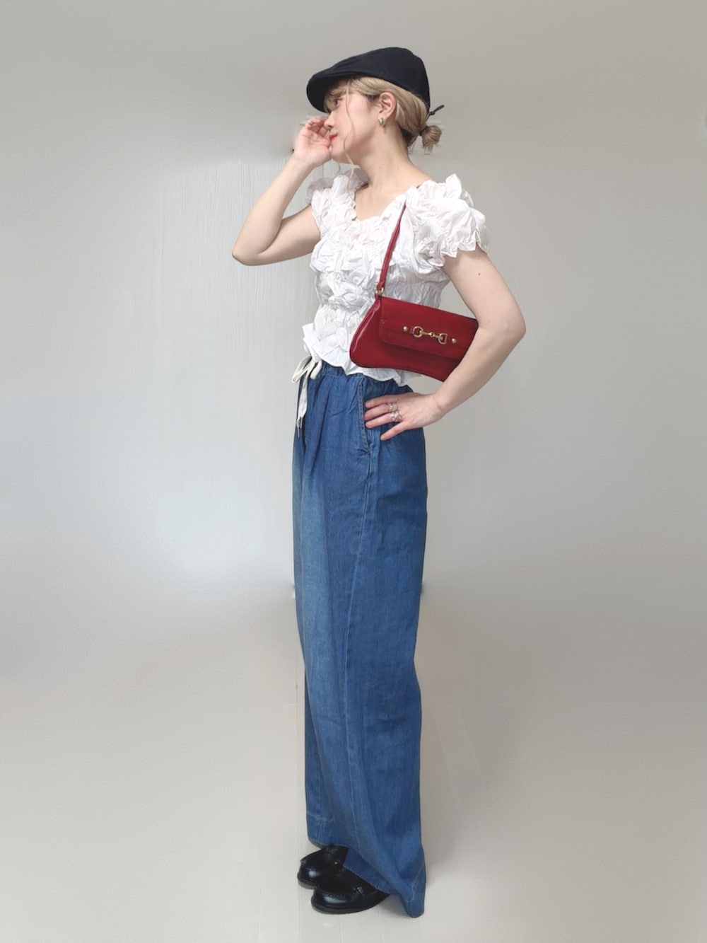 ホワイト系のシャツ/ブラウス、ブルー系のデニムパンツ、ブラック系のローファーを着用したレディースの夏コーディネートの5枚目の写真