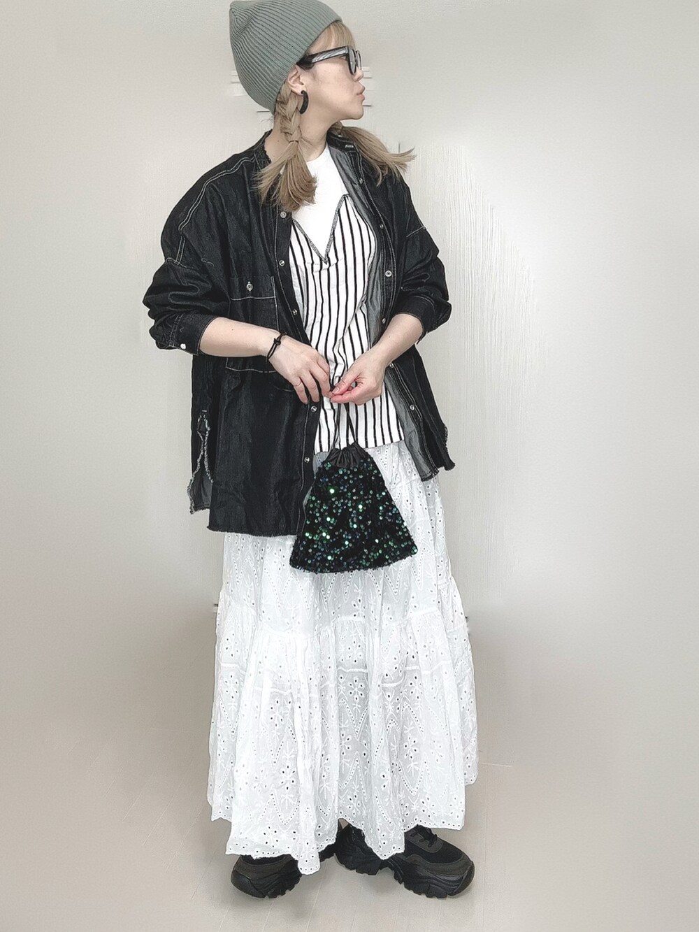 ホワイト系のTシャツ/カットソー、ブラック系のシャツ/ブラウス、ホワイト系のスカートを着用したレディースの春コーディネートの3枚目の写真