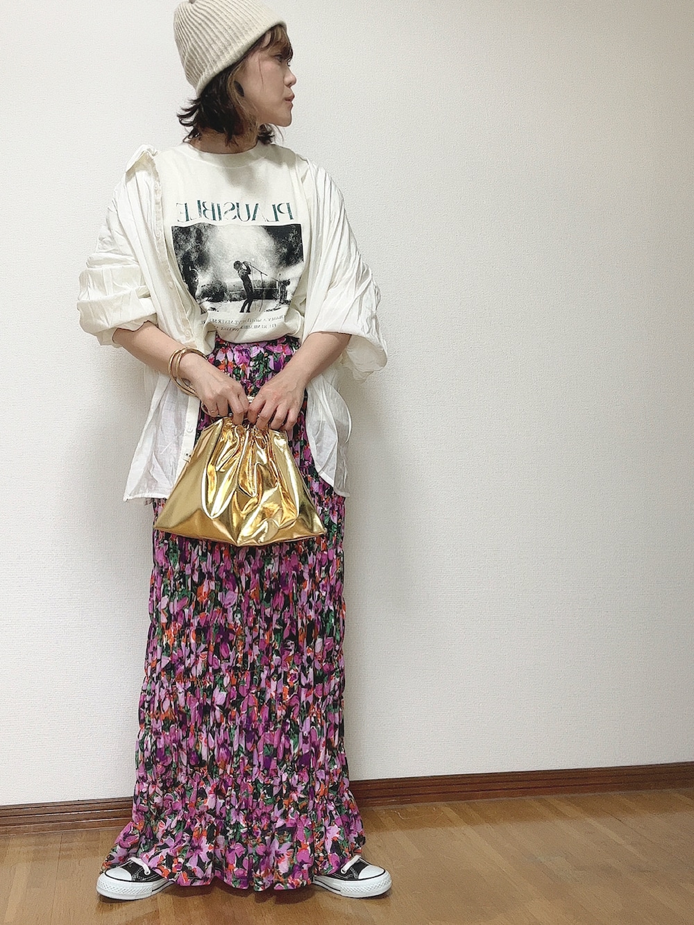 ホワイト系のシャツ/ブラウス、ホワイト系のTシャツ/カットソー、パープル系のスカートを着用したレディースの夏コーディネートの2枚目の写真