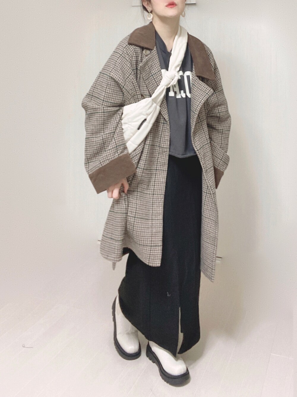 その他のその他アウター、ホワイト系のショルダーバッグ、ブラック系のスカートを着用したレディースの秋コーディネートの3枚目の写真