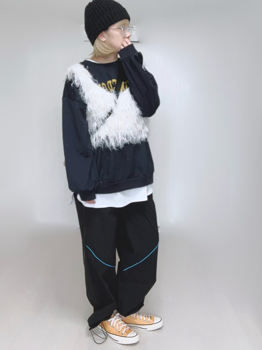 ブラック系のその他パンツ、ホワイト系のベスト、ブラック系のニットキャップ/ビーニーを着用したレディースの冬コーディネートの3枚目の写真