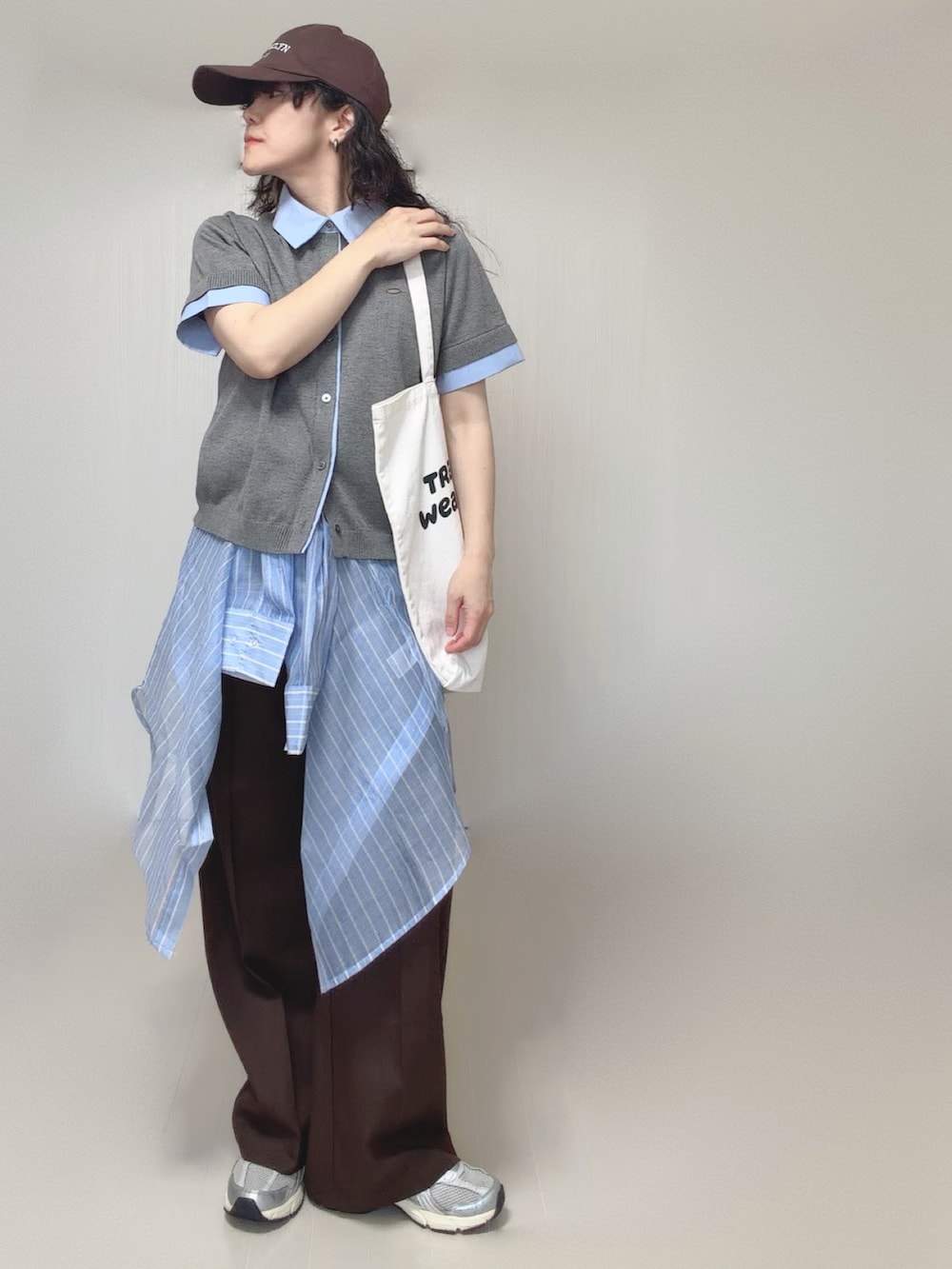 ブルー系のシャツ/ブラウス、ブラウン系のその他パンツ、グレー系のカーディガン/ボレロを着用したレディースの夏コーディネートの5枚目の写真