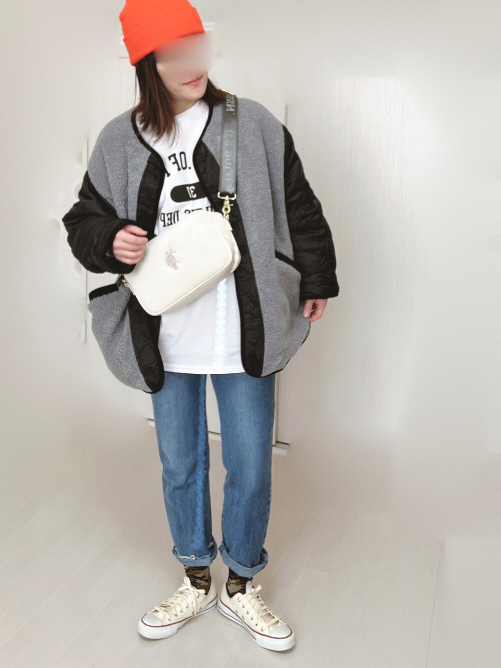 ホワイト系のTシャツ/カットソー、グレー系のノーカラージャケット、ホワイト系のショルダーバッグを着用したレディースの冬コーディネートの5枚目の写真