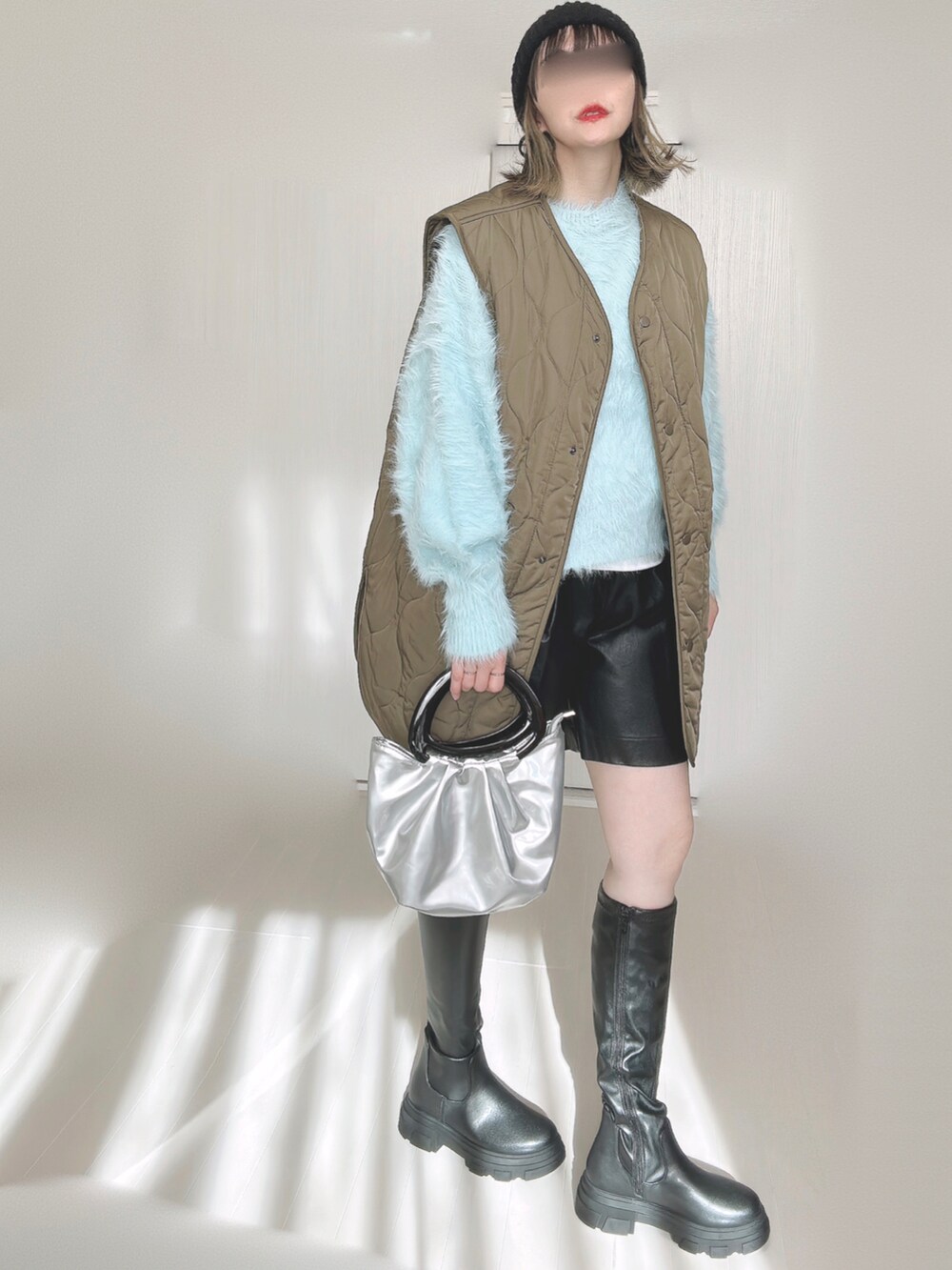 ブルー系のニット/セーター、ブラック系のブーツ、グレー系のノーカラージャケットを着用したレディースの秋コーディネートの3枚目の写真