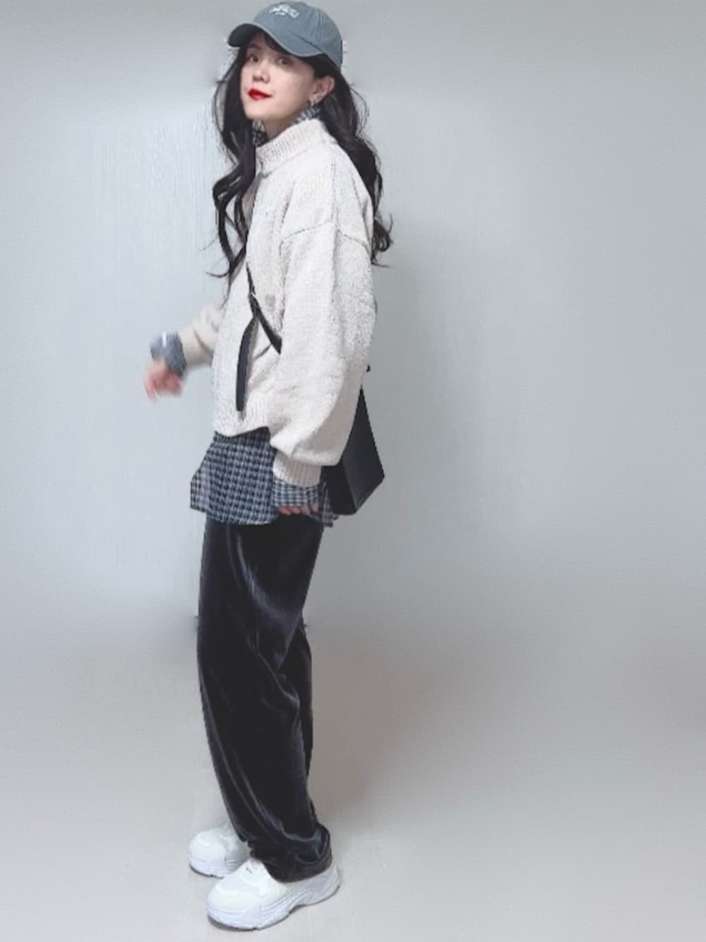 ブラック系のシャツ/ブラウス、ベージュ系のニット/セーター、ブラック系のショルダーバッグを着用したレディースの秋コーディネートの3枚目の写真