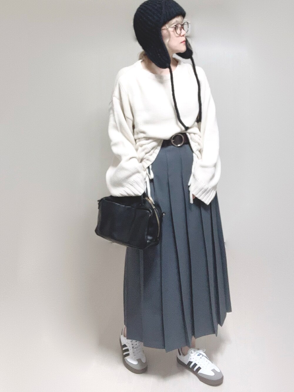 ホワイト系のニット/セーター、ブラック系のボストンバッグを着用したレディースの秋コーディネートの3枚目の写真