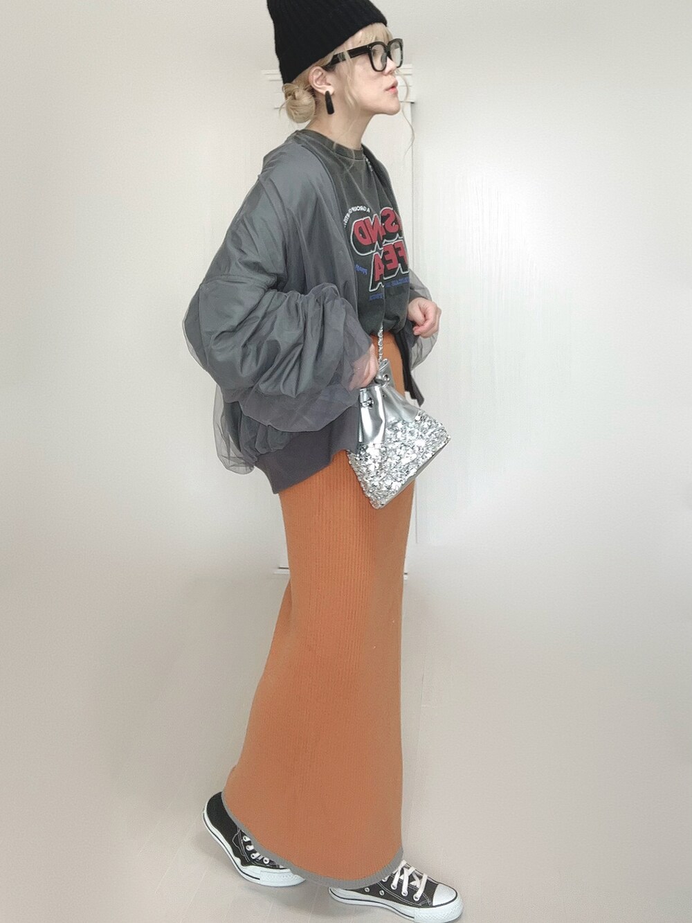 グレー系のブルゾン、グレー系のTシャツ/カットソー、シルバー系のショルダーバッグを着用したレディースの秋コーディネートの2枚目の写真