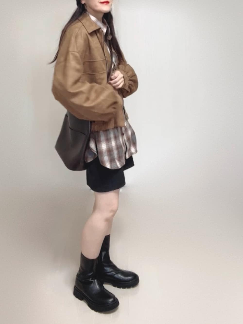ベージュ系のブルゾン、ブラック系のブーツ、ブラウン系のシャツ/ブラウスを着用したレディースの秋コーディネートの5枚目の写真