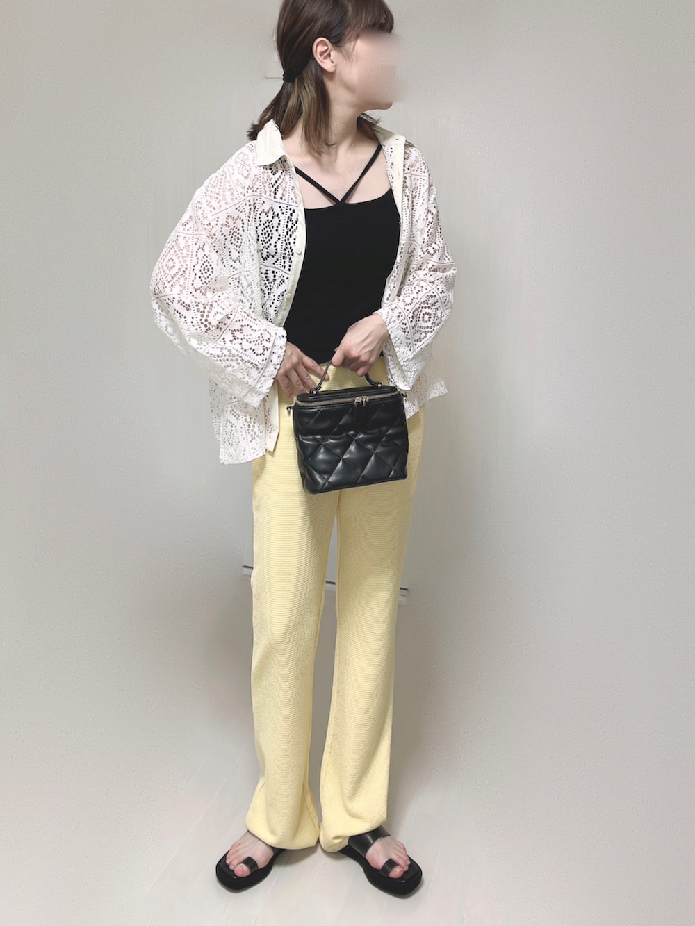 ブラック系のキャミソール、イエロー系のその他パンツ、ブラック系のショルダーバッグを着用したレディースの夏コーディネートの4枚目の写真