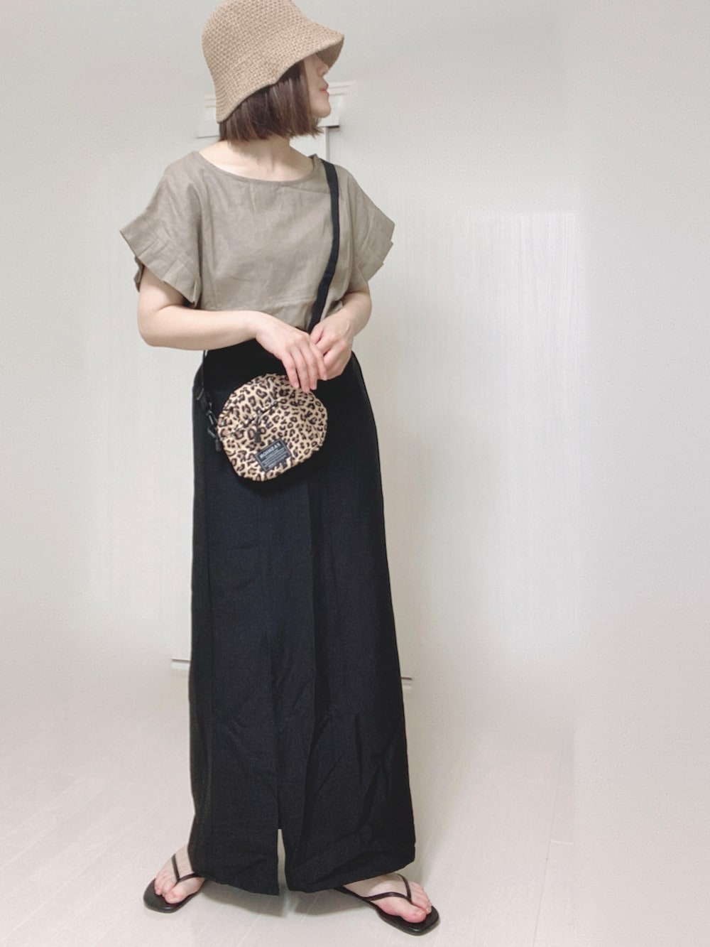 ブラウン系のシャツ/ブラウス、ブラック系のスカート、ブラック系のサンダルを着用したレディースの夏コーディネートの5枚目の写真