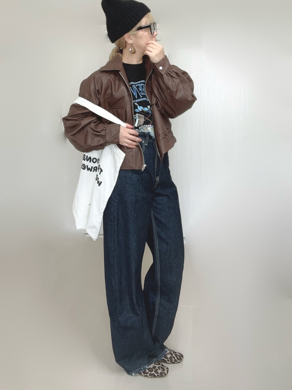 ブラウン系のブルゾン、ブラック系のTシャツ/カットソー、ホワイト系のトートバッグを着用したレディースの秋コーディネートの3枚目の写真