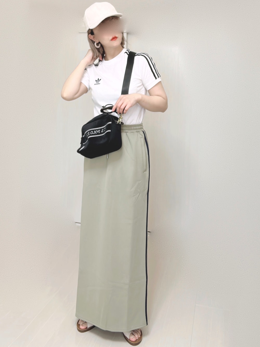 ホワイト系のTシャツ/カットソー、ブラック系のショルダーバッグ、ブルー系のスカートを着用したレディースの夏コーディネートの2枚目の写真