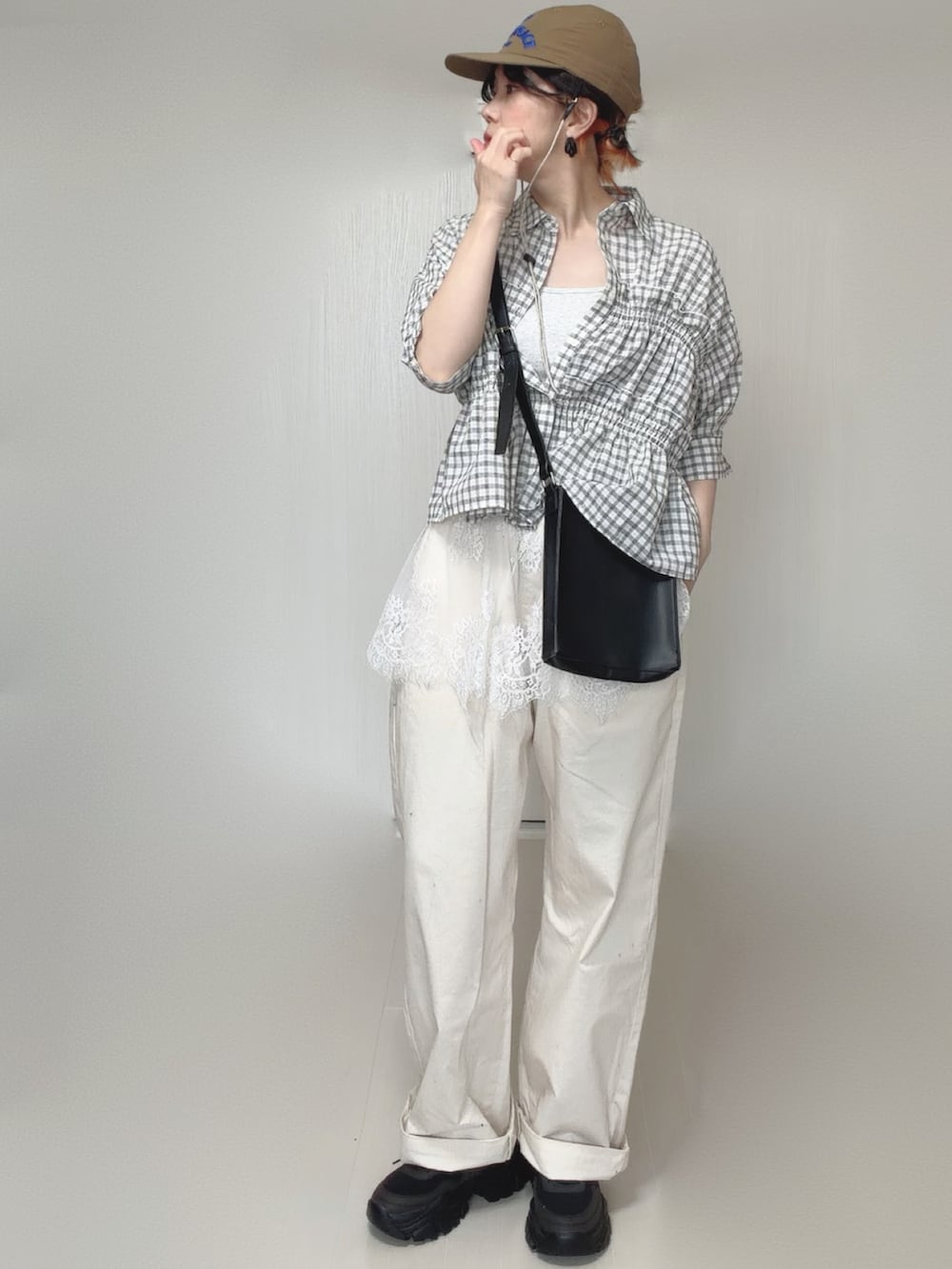 グレー系のTシャツ/カットソー、ホワイト系のシャツ/ブラウス、ブラック系のショルダーバッグを着用したレディースの夏コーディネートの5枚目の写真