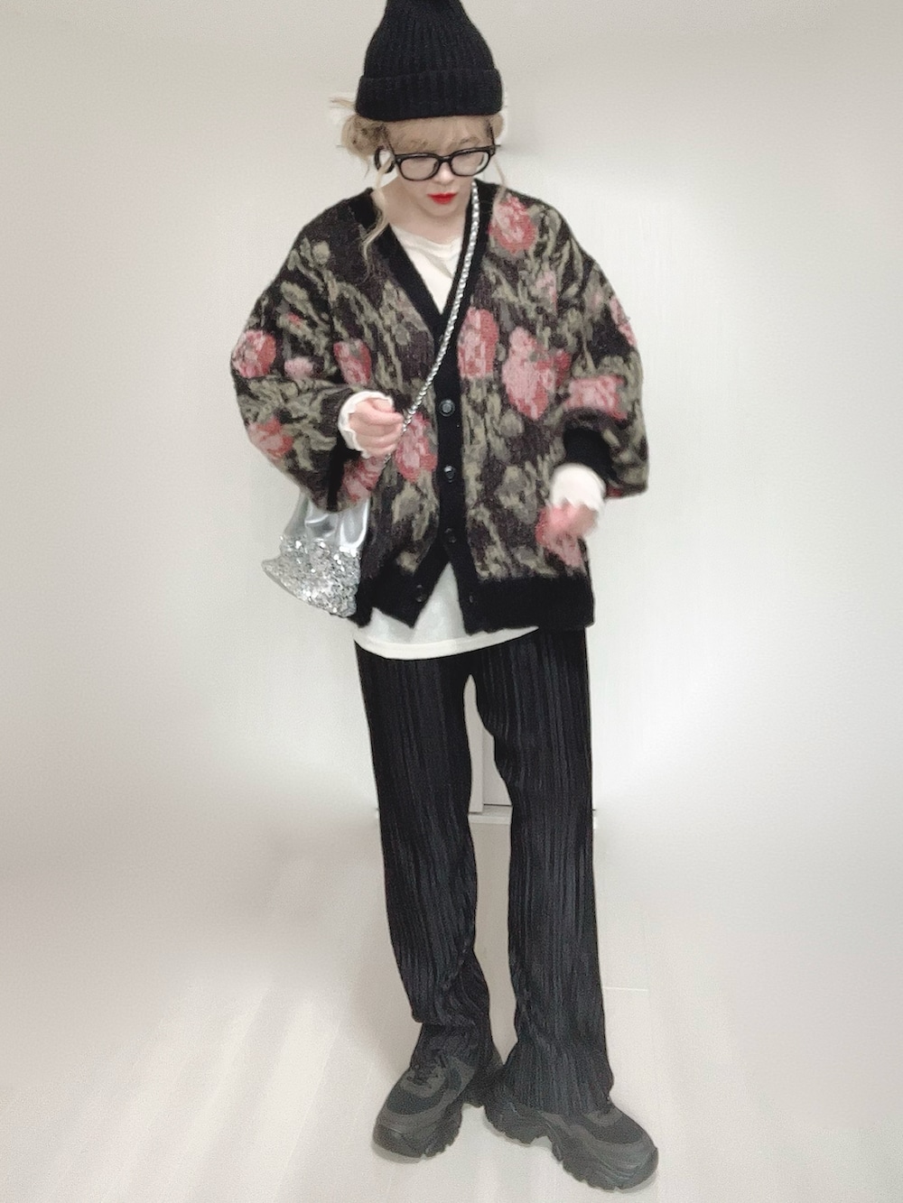 ブラック系のカーディガン/ボレロ、ホワイト系のTシャツ/カットソー、シルバー系のショルダーバッグを着用したレディースの冬コーディネートの3枚目の写真