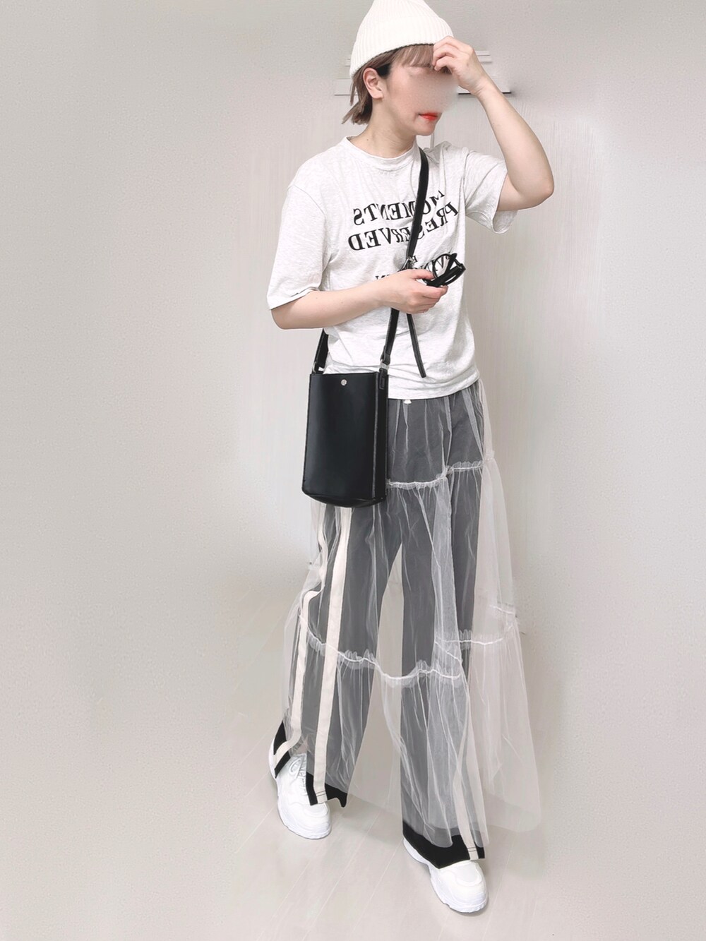 ホワイト系のスカート、ブラック系のその他パンツ、ブラック系のショルダーバッグを着用したレディースの夏コーディネートの2枚目の写真