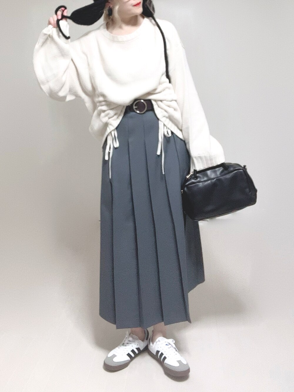 ホワイト系のニット/セーター、ブラック系のボストンバッグを着用したレディースの秋コーディネートの5枚目の写真