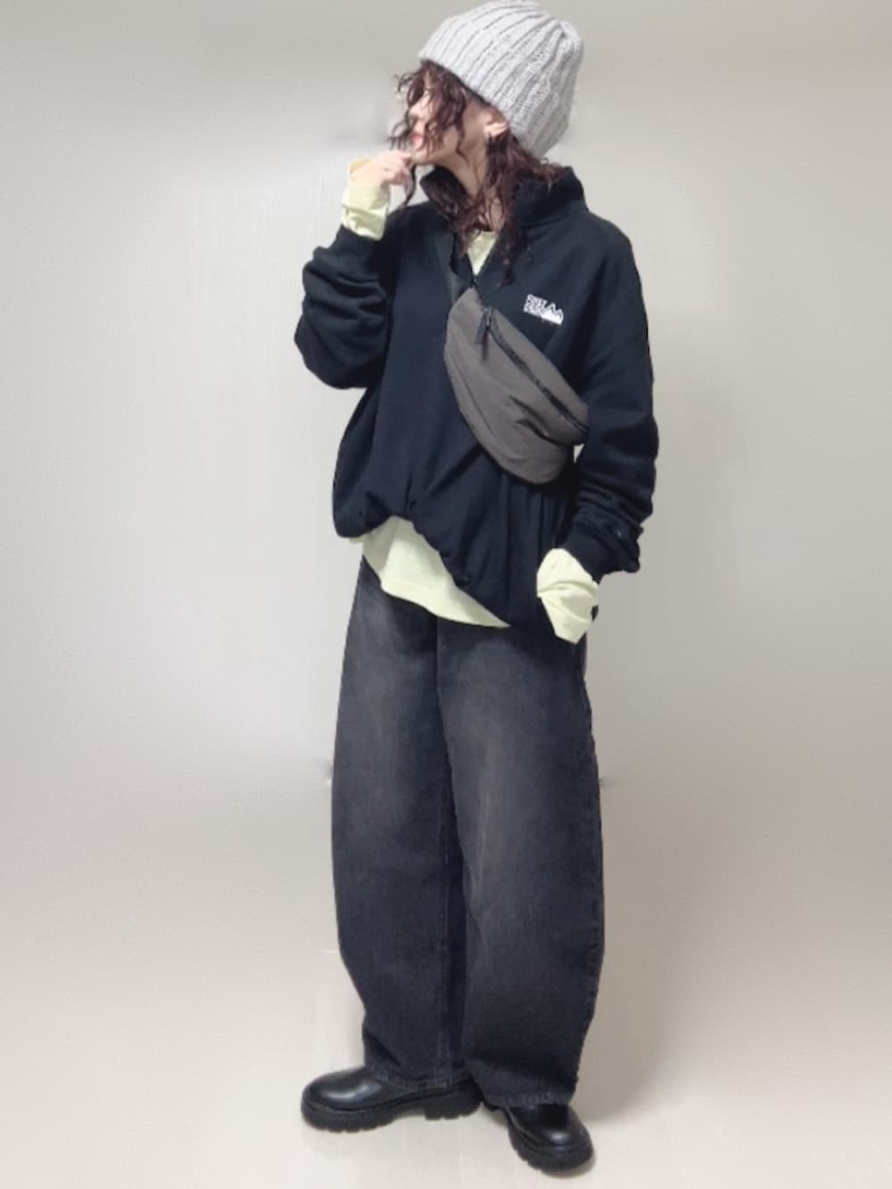 ブラック系のブーツ、イエロー系のTシャツ/カットソー、ブラック系のスウェットを着用したレディースの秋コーディネートの3枚目の写真