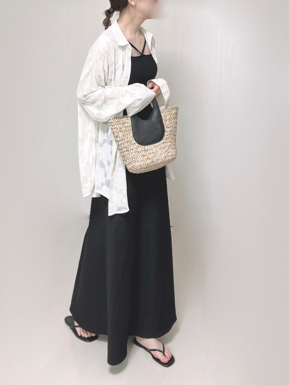 ブラック系のスカート、ホワイト系のシャツ/ブラウス、ブラック系のキャミソールを着用したレディースの夏コーディネートの2枚目の写真