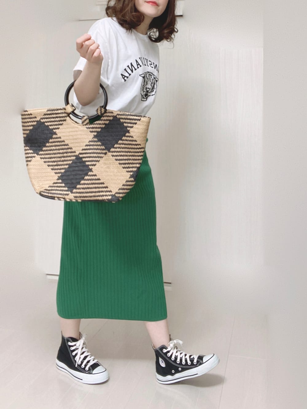 「ANGIE VINTAGE、Angie、カレッジロゴ、タイトスカート、かごバッグ、RODE SKO、ロデスコ、コンバース、大人カジュアル、春カラー」｜「ANGIEのGILDANカレッジロゴオーバーサイズTシャツ（半袖）（Tシャツ/カットソー、ホワイト系）」を使った、Ⓜ︎さん（レディース・152cm）の春コーディネートの2枚目の写真