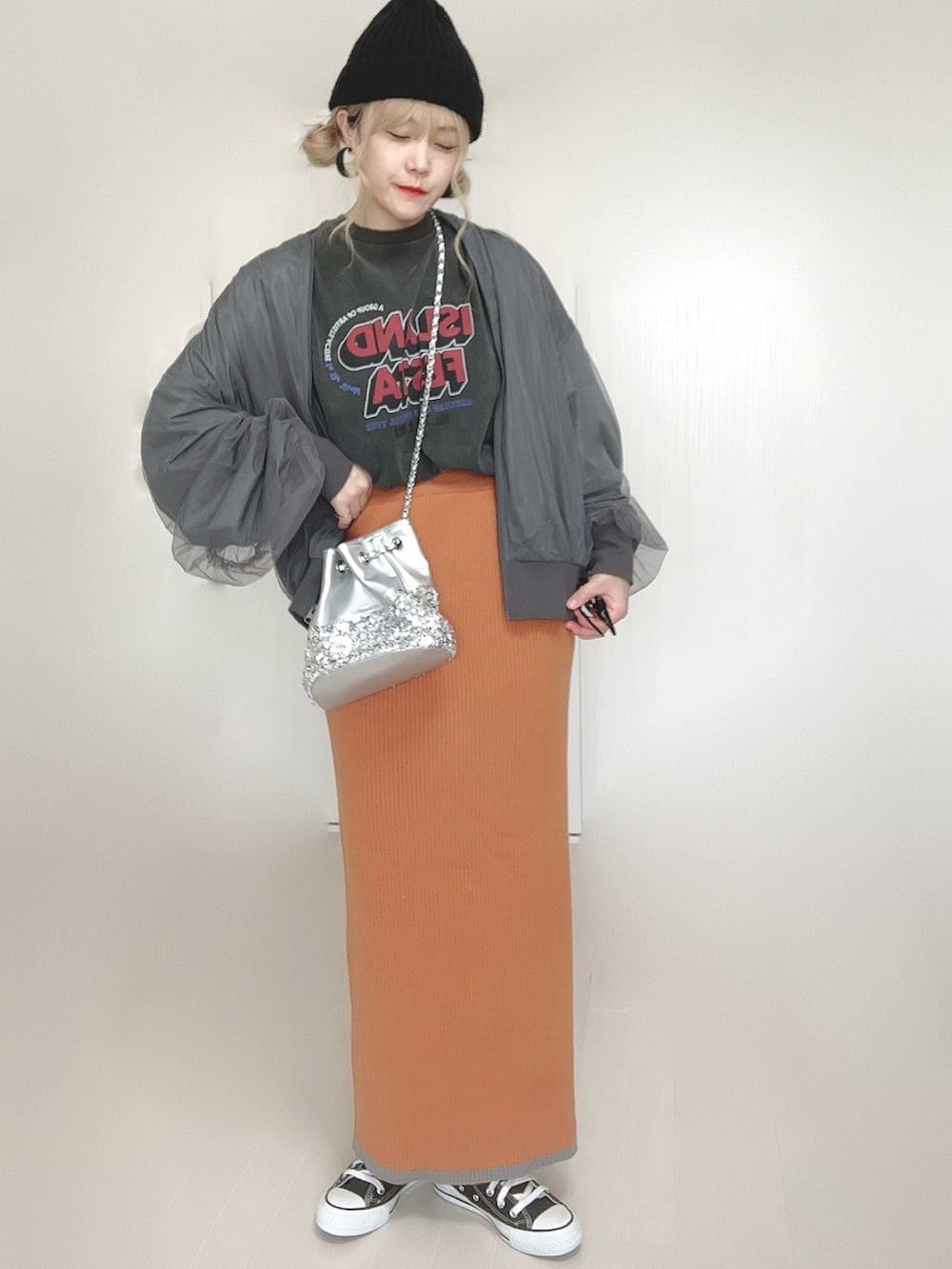 グレー系のブルゾン、グレー系のTシャツ/カットソー、シルバー系のショルダーバッグを着用したレディースの秋コーディネートの4枚目の写真